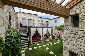 Alacati Cona Otel