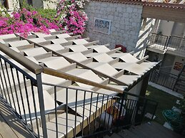Alacati Cona Otel