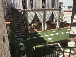 Alacati Cona Otel