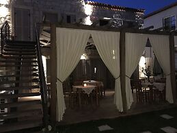 Alacati Cona Otel