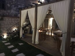 Alacati Cona Otel