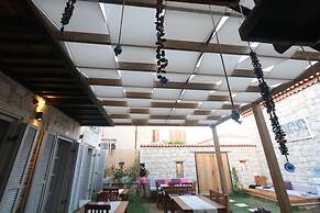 Alacati Cona Otel