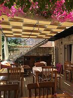 Alacati Cona Otel