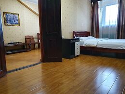 Land Hotel