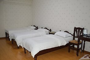 Land Hotel