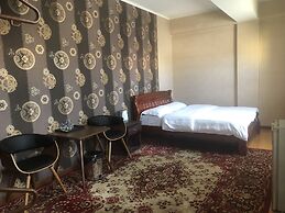 Land Hotel