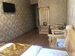 Land Hotel