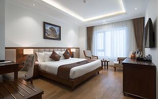 Monarque Hotel