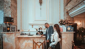 Monarque Hotel