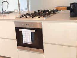 Melbourne Docklands Luxury Seaview Apartment