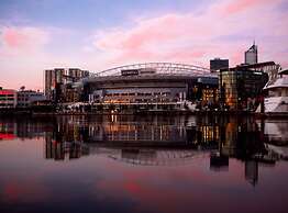 Melbourne Docklands Luxury Seaview Apartment