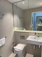 Melbourne Docklands Luxury Seaview Apartment
