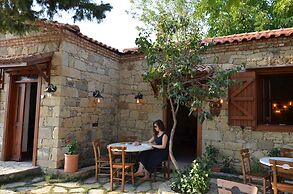 Mavras Tas Odalar