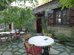 Mavras Tas Odalar