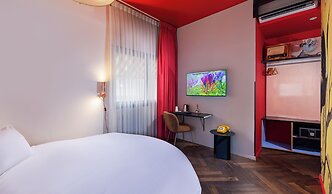 Scarlet Hotel