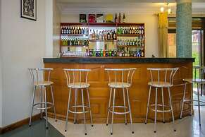 Crown Suites Hotel