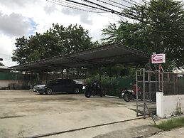 Ponlaan Apartment
