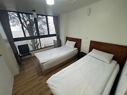 Gemlu Hotel