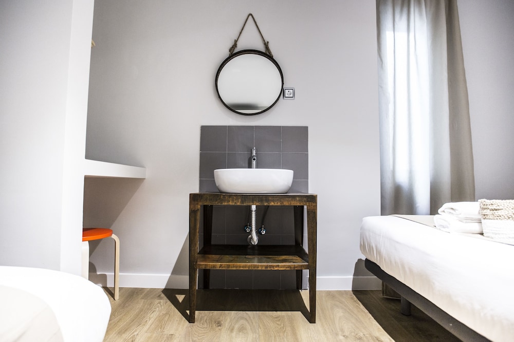 Hola Rooms