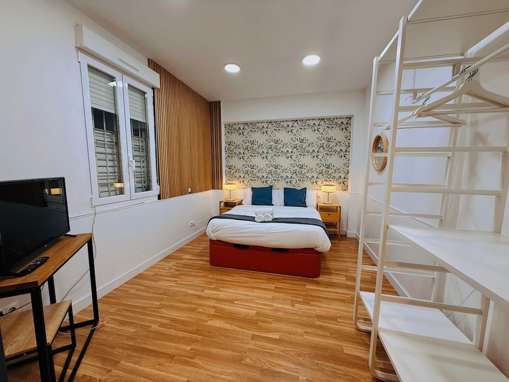 Hola Rooms