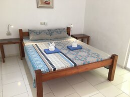 Alona Gecko Inn