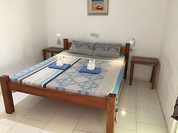 Alona Gecko Inn