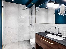 Stage 12 Hotel by Penz