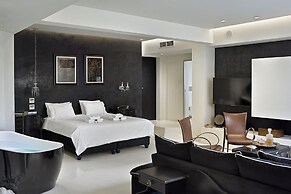 Alto Psyrri Penthouse by K&K
