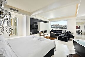 Alto Psyrri Penthouse by K&K