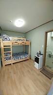 Ninano Guesthouse - Hostel