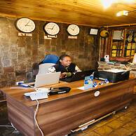 Da Vinci Gorilla Lodge