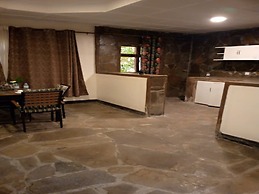 Da Vinci Gorilla Lodge