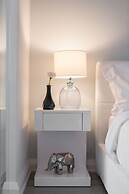 QuickStay - Class in Yorkville (Yonge & Bloor)