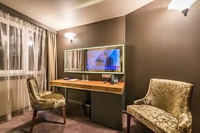 All Seasons Residence Hotel