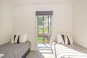 Black on Grey Motel