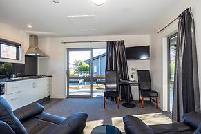 Black on Grey Motel