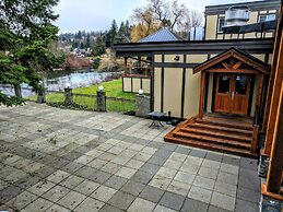 Riverside Inn