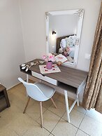 Yanna Studios & Apartments