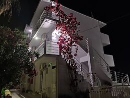 Yanna Studios & Apartments