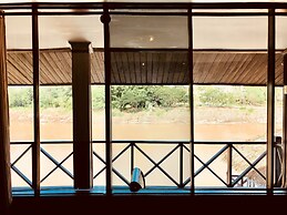 Merry Riverside Hotel