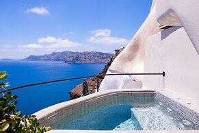 Pezoules of Oia