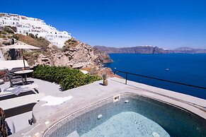 Pezoules of Oia