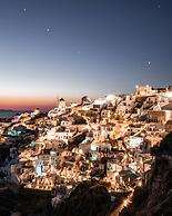 Pezoules of Oia