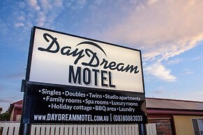 Daydream Motel and Apartments