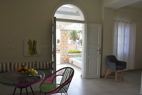 De_naxia Suites