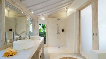 Villa Little Mannao by Villa Finder