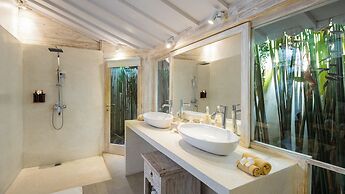 Villa Little Mannao by Villa Finder