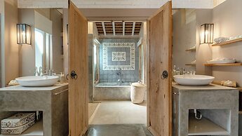 Villa Little Mannao by Villa Finder