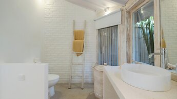 Villa Little Mannao by Villa Finder