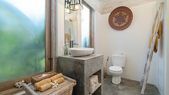 Villa Little Mannao by Villa Finder